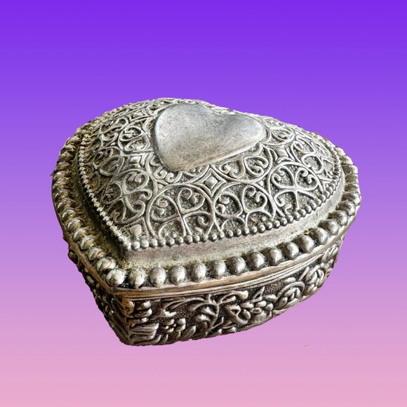 Heart-shaped box - Picture 2 of 4